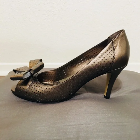 ✨4/$25✨ Metallic Brown Bandolino Heels - Size 7 - Picture 5 of 10